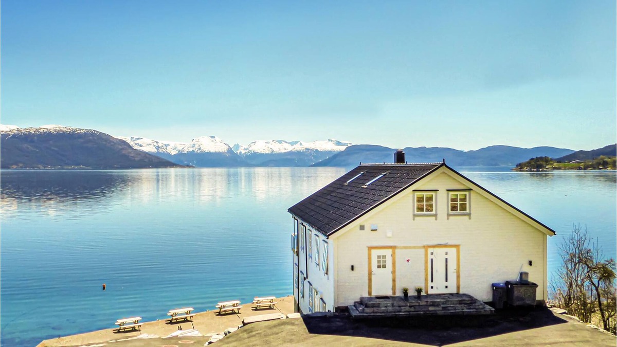 Strandebarm Apartment | Apartment located on the shore of the Hardangerfjord with fantastic fjord views of the Folgefonna gl