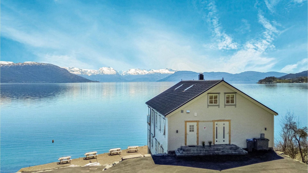 Strandebarm Apartment | Apartment located on the shore of Hardangerfjord with fantastic fjord view of Folgefonna glacier.