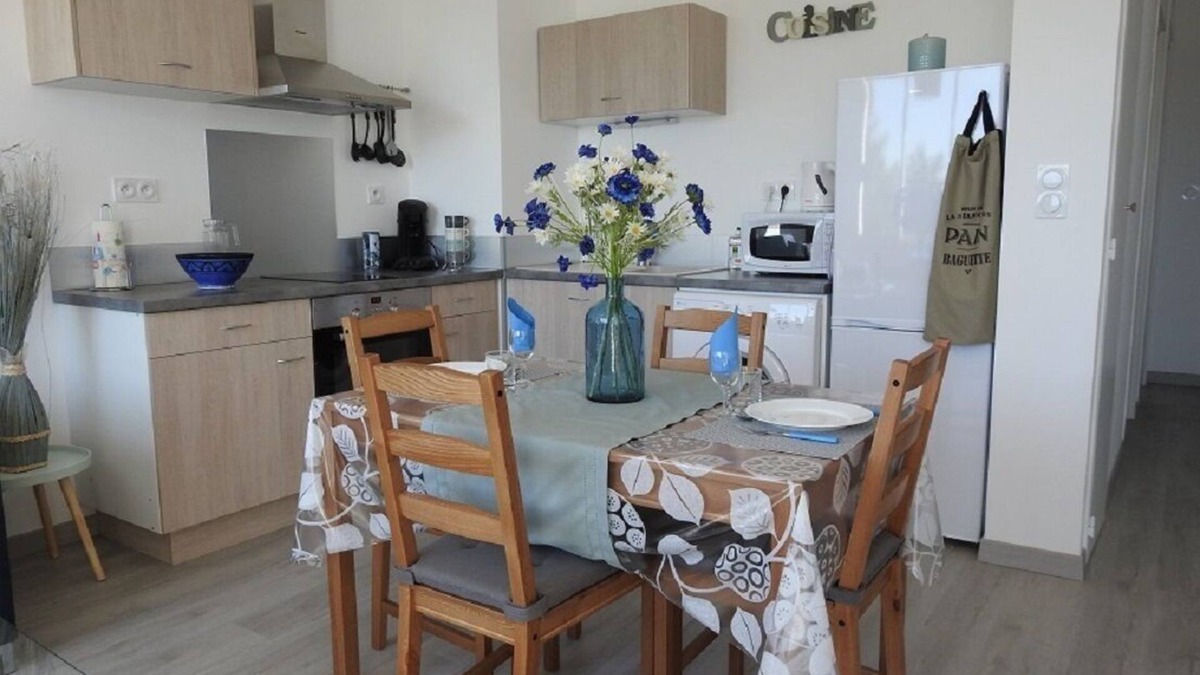 Jonzac Apartment | Apartment located on the ground floor of a small residence with four