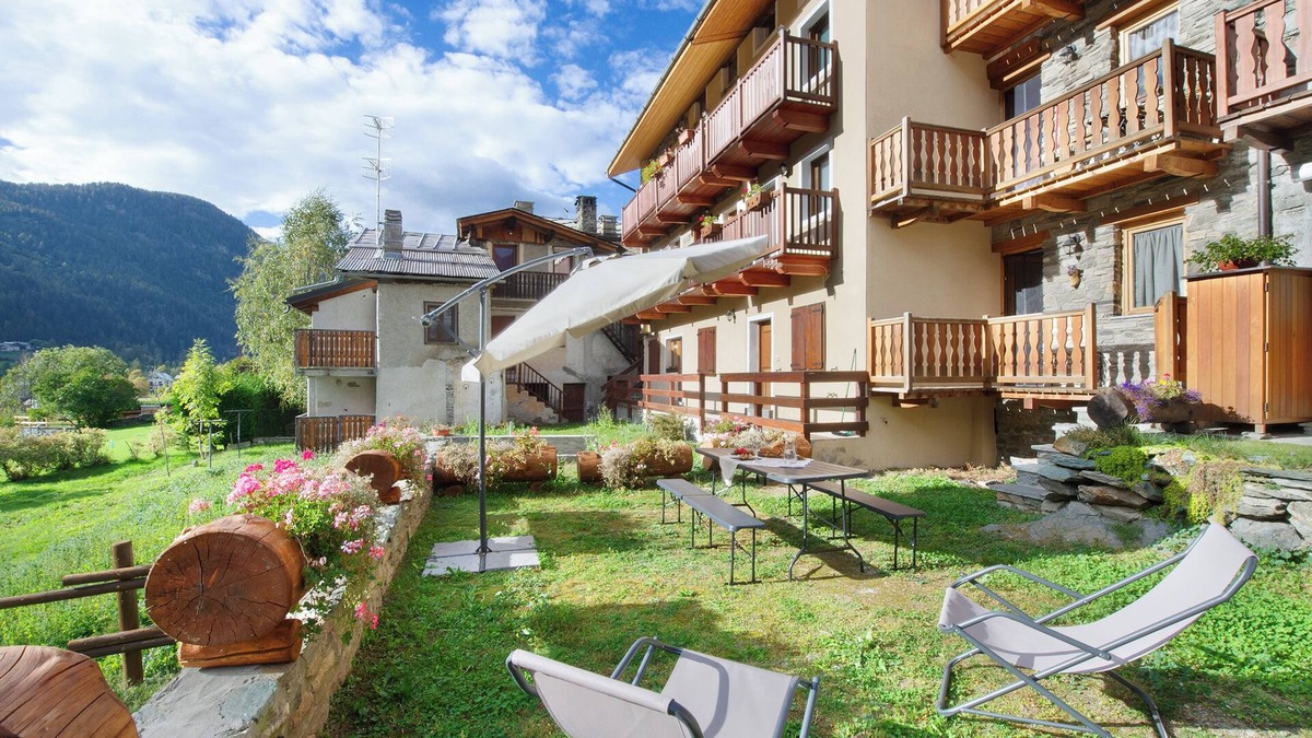 Brusson Apartment | Apartment "Lodge de la Fontaine" with Mountain View, Private Garden & 3 Balconies
