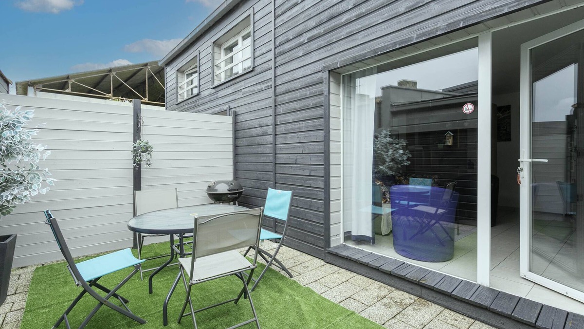 Hillion Apartment | Apartment 'Logement Coquelicot - 6 Personnes' with Private Terrace and Wi-Fi