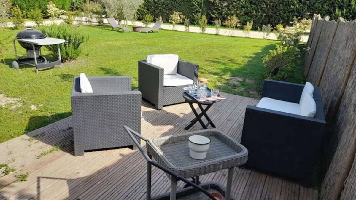 Plan-d'Orgon Apartment | Apartment 'Lou Grand Jas' with Mountain View, Private Garden and Wi-Fi