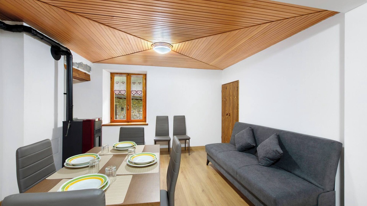 Issime Apartment | Apartment 'Luéisch Ketschu 2' with Mountain View, Shared Garden and Wi-Fi