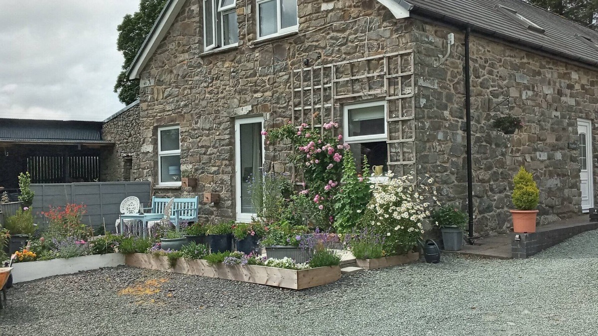 Llanbrynmair Apartment | Apartment-Luxury-Private Bathroom-Mountain view
