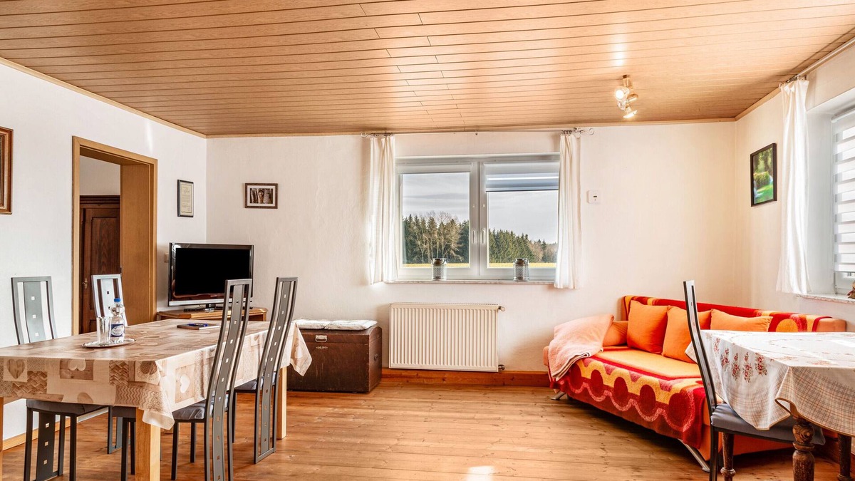 Aicha vorm Wald Apartment | Apartment 'Möblierte Wohnung Ferienwohnung' with Shared Terrace, Shared Garden and Wi-Fi