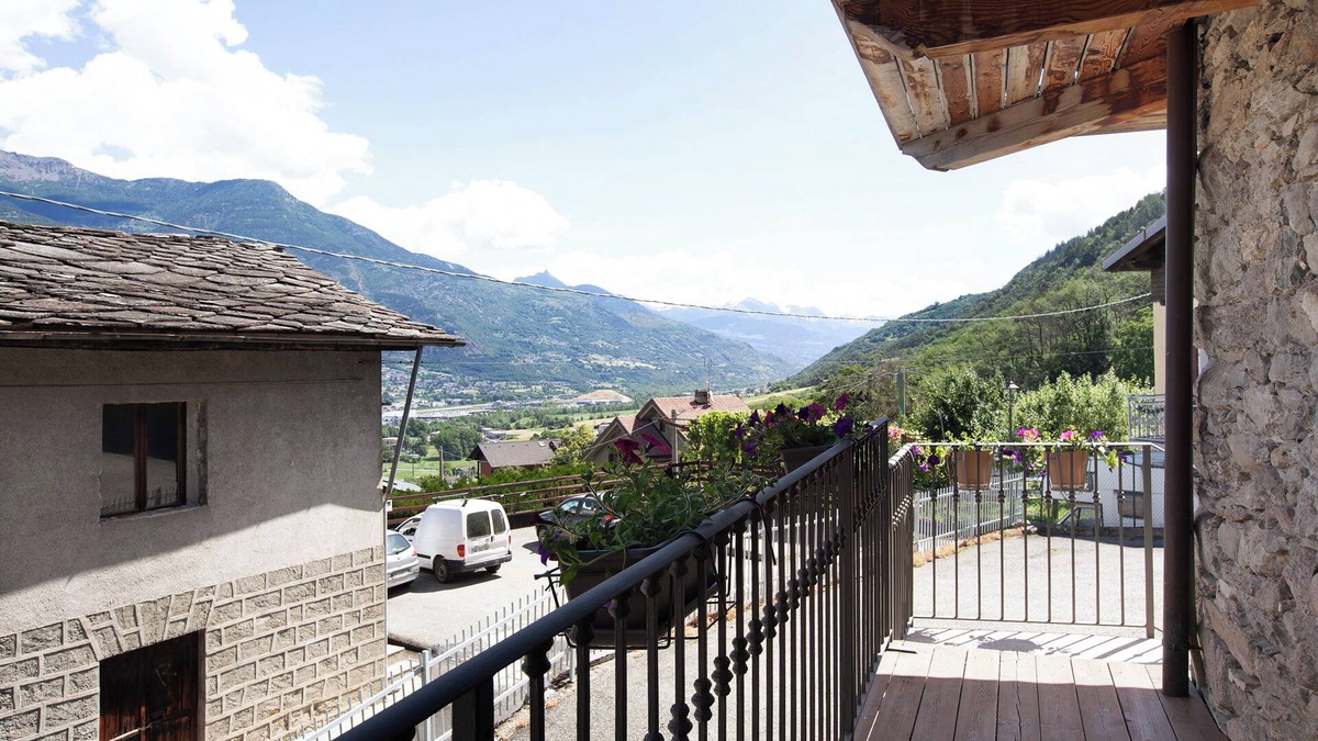 Pollein Apartment | Apartment 'Maison Bebe Comboé' with Mountain View, Balcony and Wi-Fi