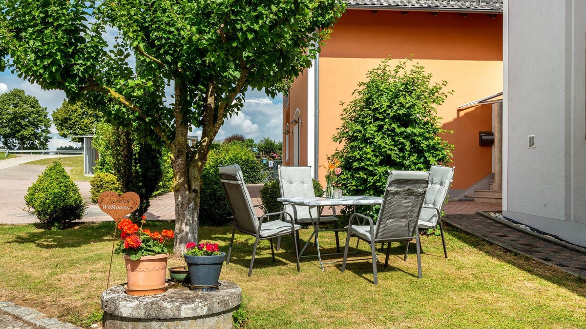 Arnstorf Apartment | Apartment 'Mayerhofer 1' with Private Terrace, Shared Garden and Wi-Fi