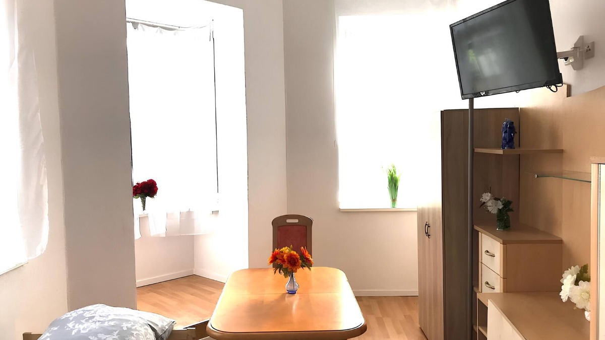 Meerane Apartment | Apartment 'Meeraner Parkresidenz Groß' with Wi-Fi