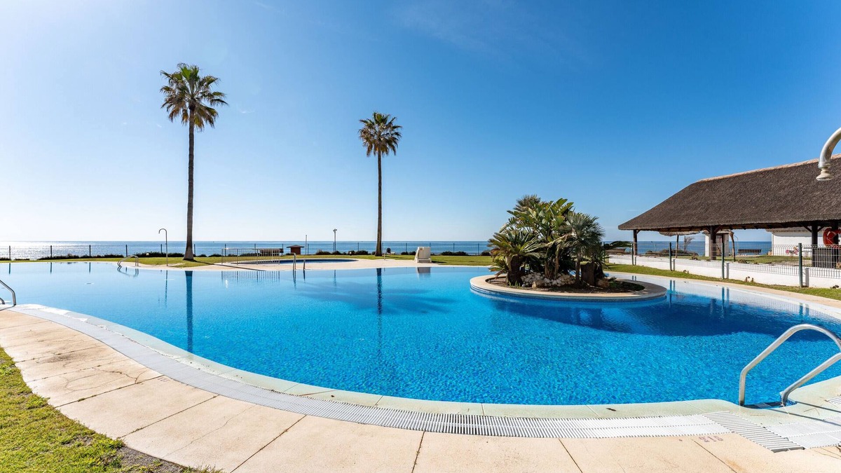 Sitio de Calahonda Apartment | Apartment "Mi Capricho Beachfront Apt" with Wi-Fi & Shared Pool