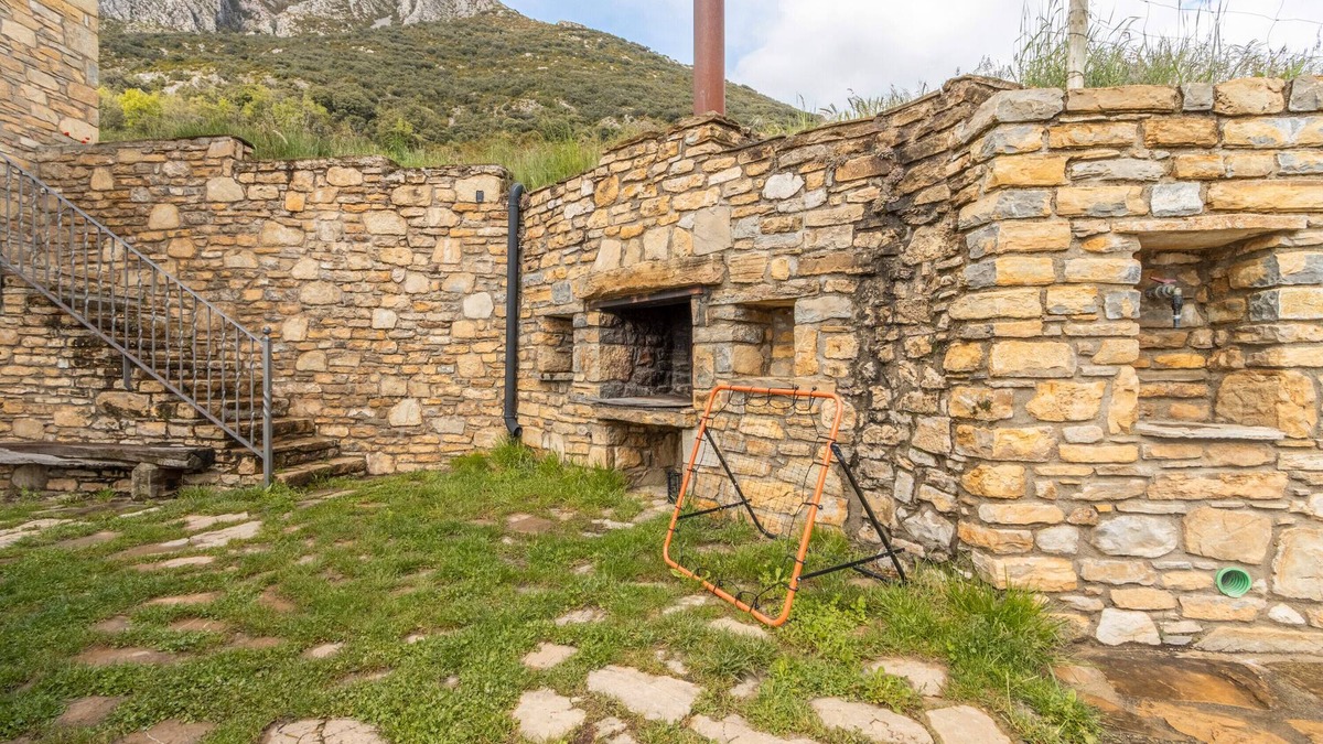 Valle de Lierp Apartment | Apartment 'Milano' with Mountain View, Private Terrace and Wi-Fi