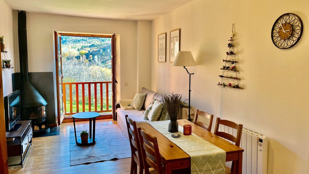 Taull Apartment | Apartment 'Mirador de la Neu' with Mountain View, Shared Garden and Balcony