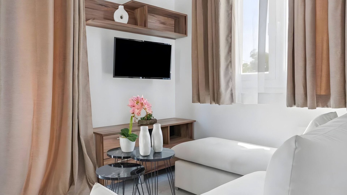 Episkopos Apartment | Apartment 'Miralis' with Mountain View, Wi-Fi and Air Conditioning