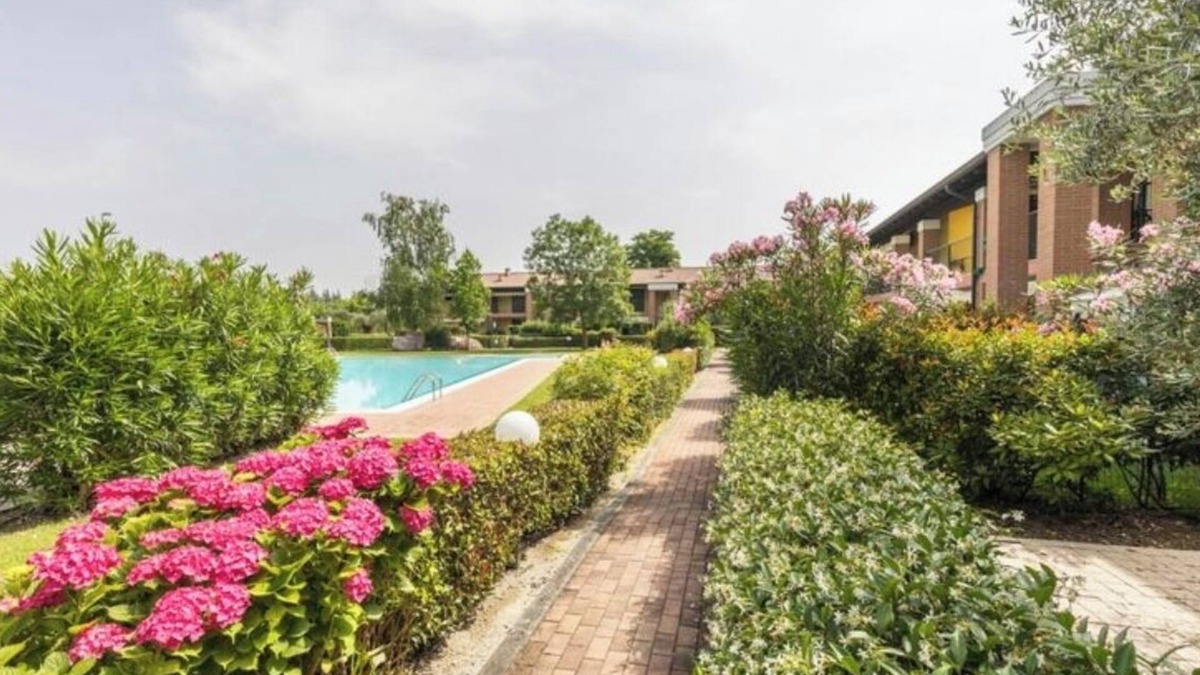 Ponti sul Mincio Apartment | Apartment near Peschiera del Garda in residence with pool and free wifi