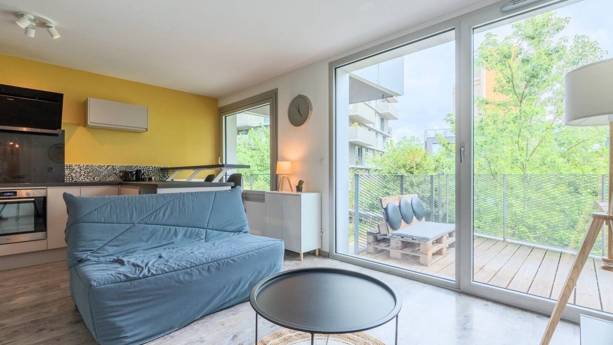 Lille Centre Ville Apartment | Apartment near metro with parking & balconies
