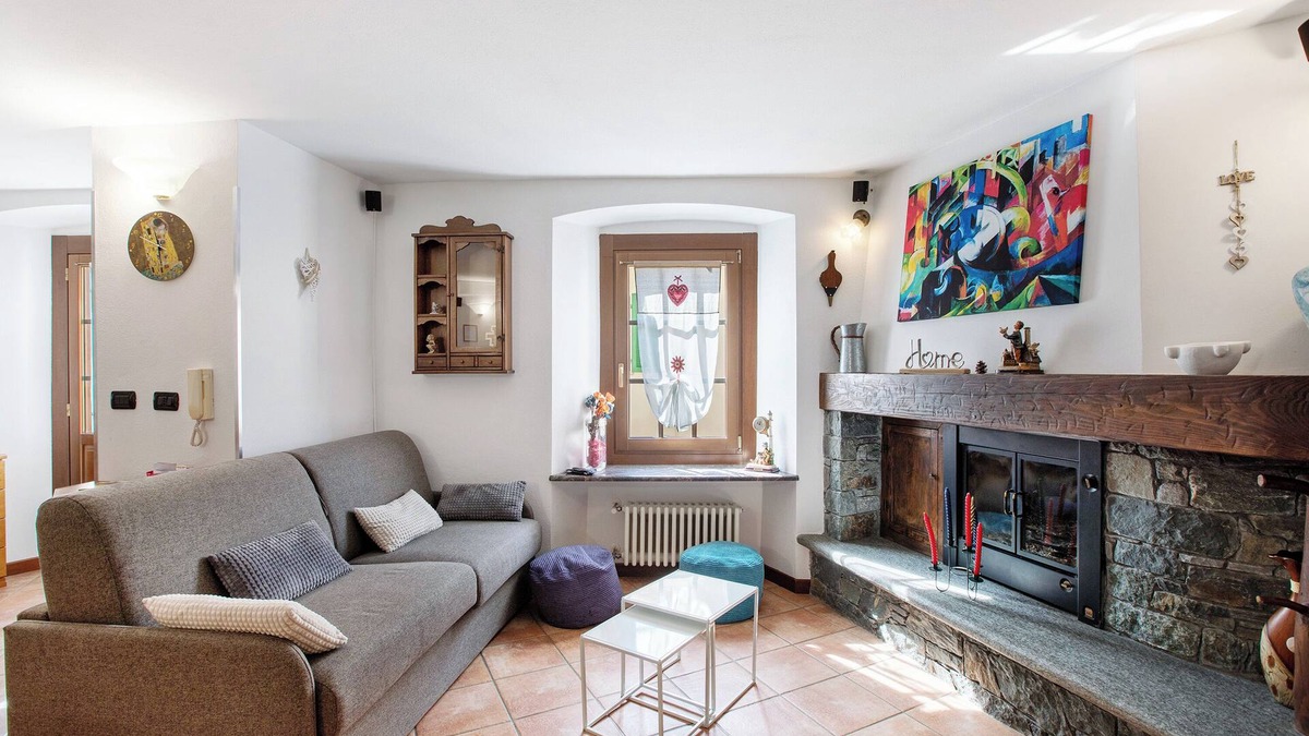Chatillon Apartment | Apartment 'Nel Borgo Di Chatillon' with Balcony and Wi-Fi