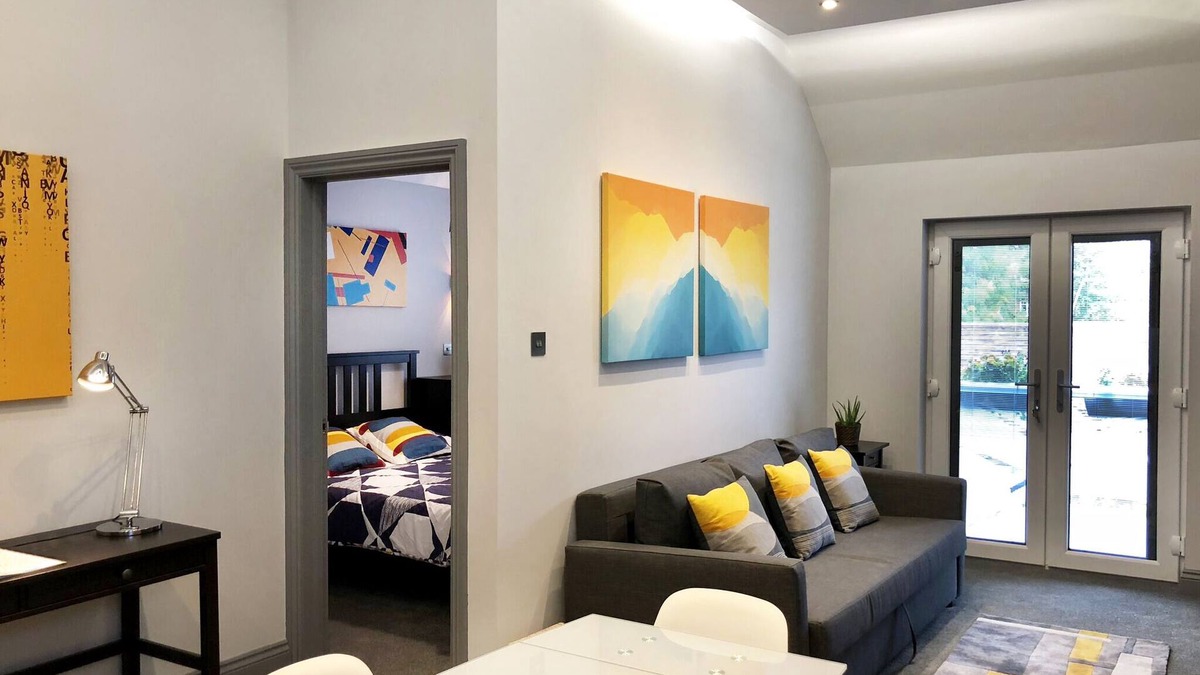 Beaconsfield Apartment | Apartment No. 2 WRS Beaconsfield New Town Central Easy walk to NFTS & Station