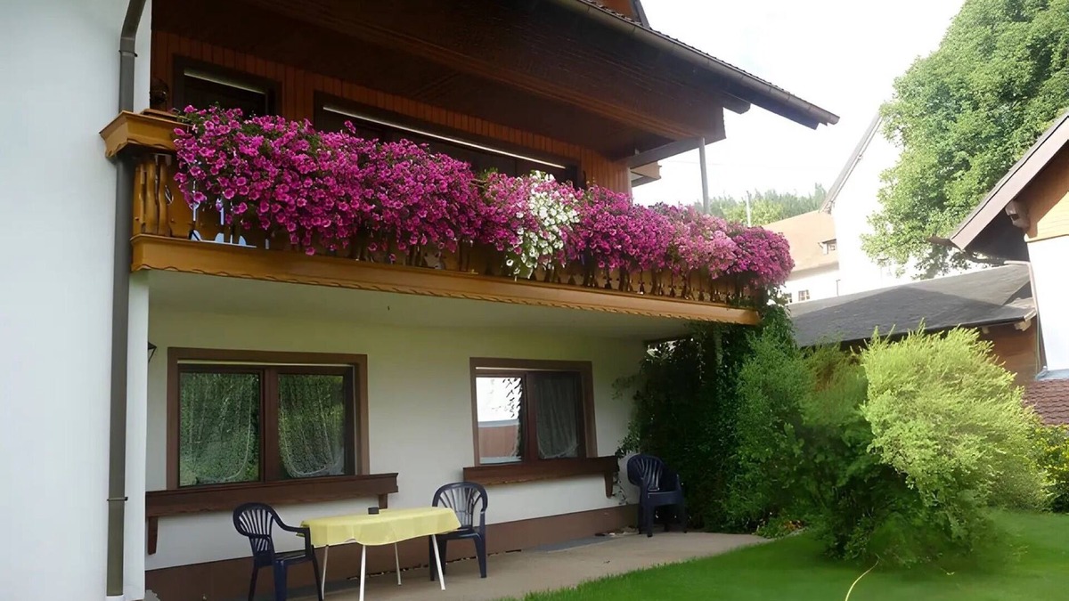 Urach Apartment | Apartment 'Nr 1 Dg' with Shared Garden, Balcony and Wi-Fi