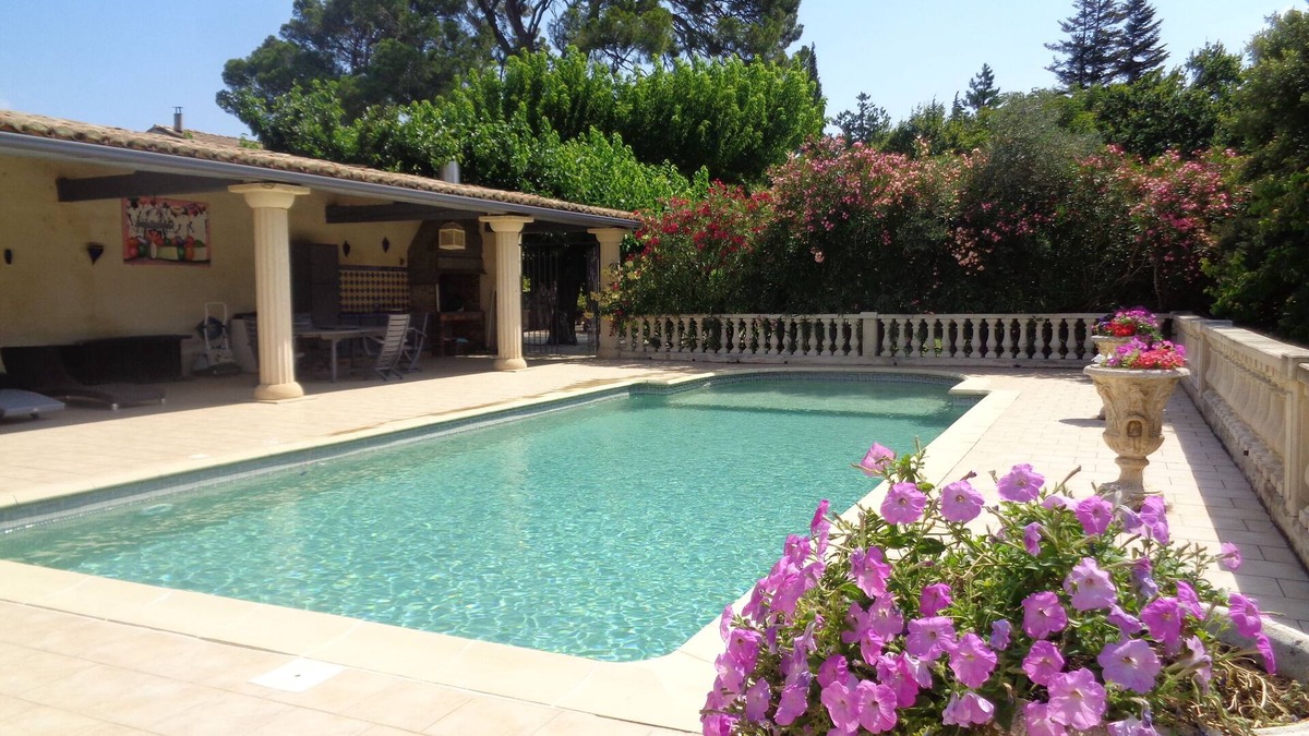 Jonquieres House | Apartment of character in a Provencal mas, on a wine farm. Very large park