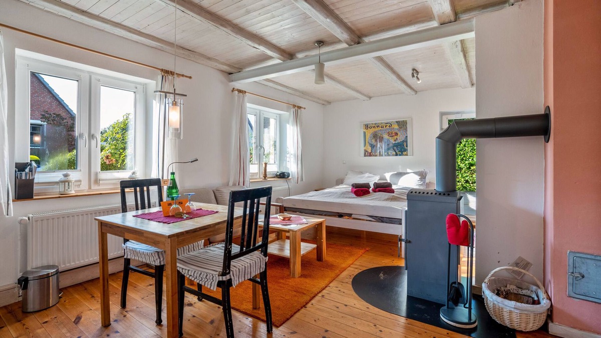 Pries Apartment | Apartment 'Öko Fewo Sturmmöwe' with Private Terrace, Private Garden and Wi-Fi