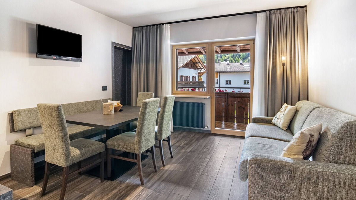 Martello Apartment | Apartment 'Omis Pennhaus' with Mountain View, Shared Terrace and Wi-Fi