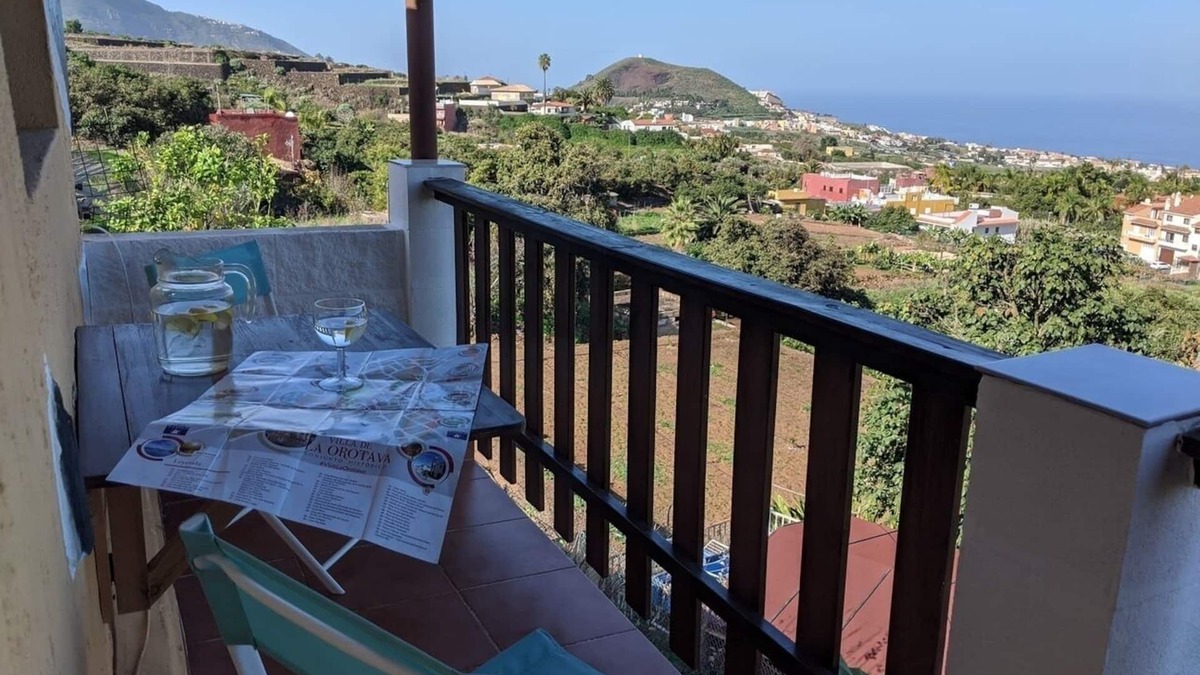 Las Arenas Apartment | Apartment on a green finca with views of the sea and the mountains