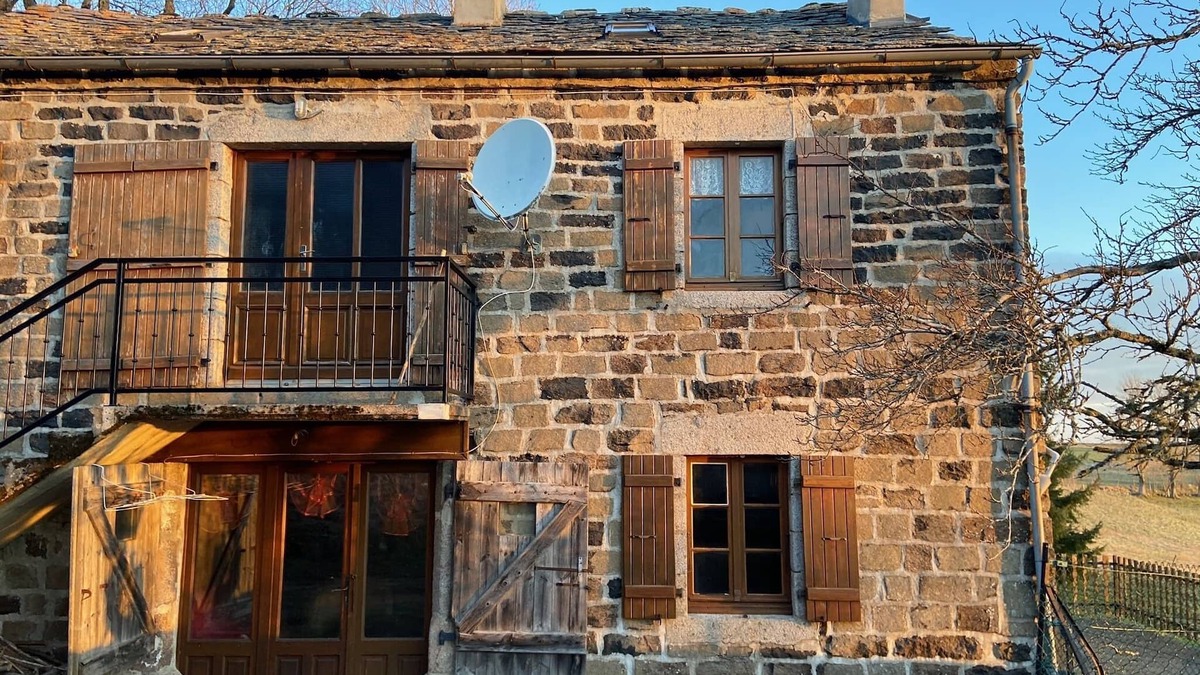 Les Vastres House | Apartment on the first floor of an old stone barn