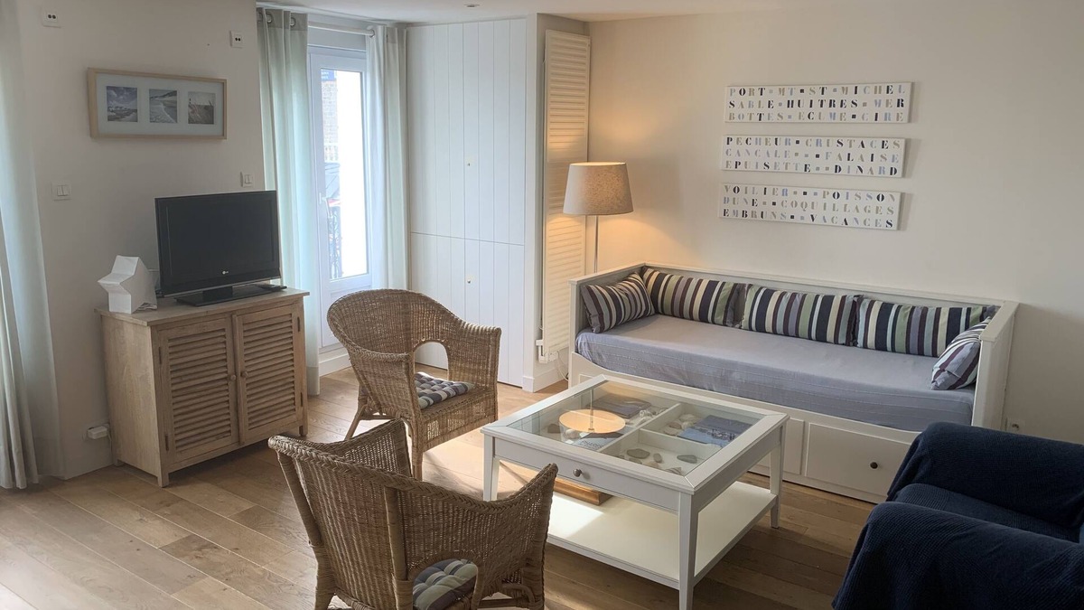 Cancale Apartment | Apartment on the harbor facing the sea. Large living area,
