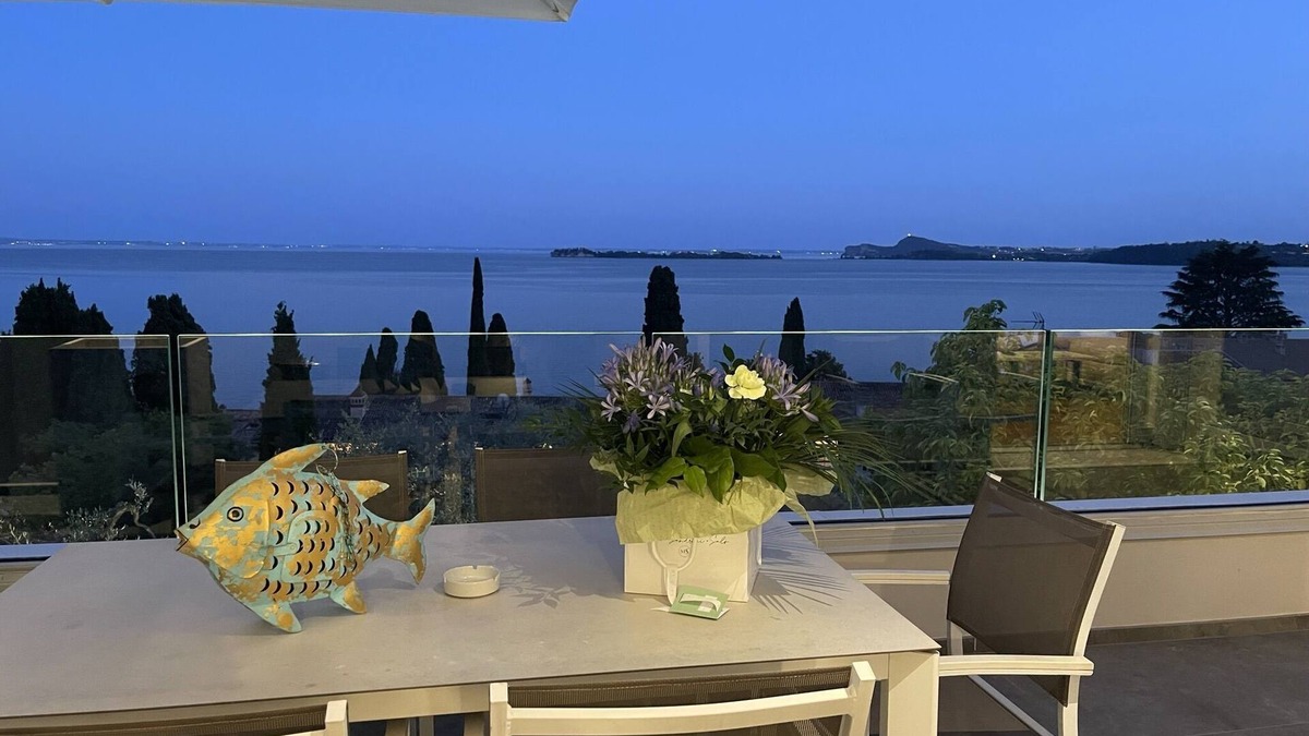 Gardone Riviera Apartment | Apartment overlooking Garda Island