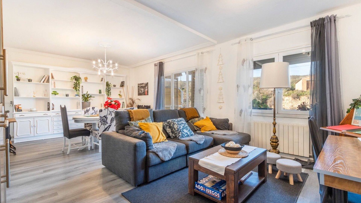 Alfarras Apartment | Apartment 'Pablo Y Francisca' with Mountain View, Private Terrace and Wi-Fi