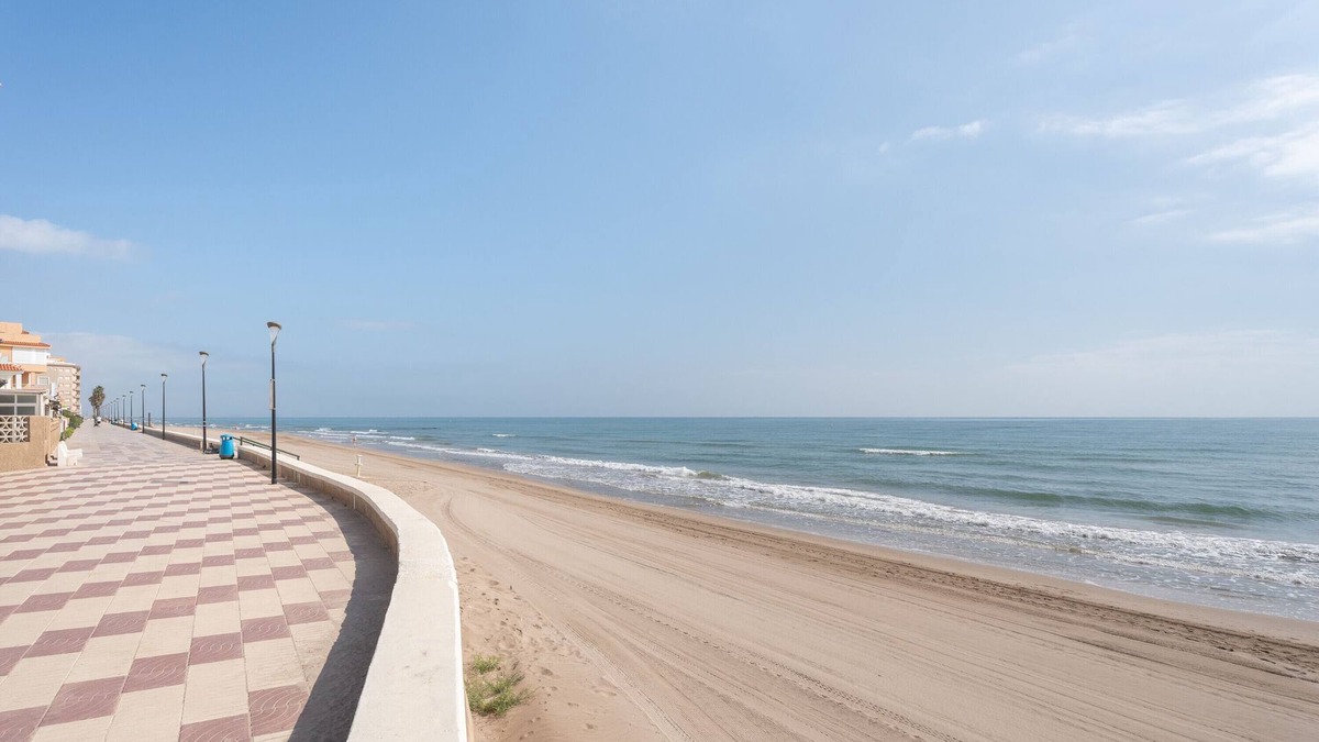 Mareny Barraquetes Apartment | Apartment 'Palmeretes 1°linea' with Sea View, Balcony and Wi-Fi