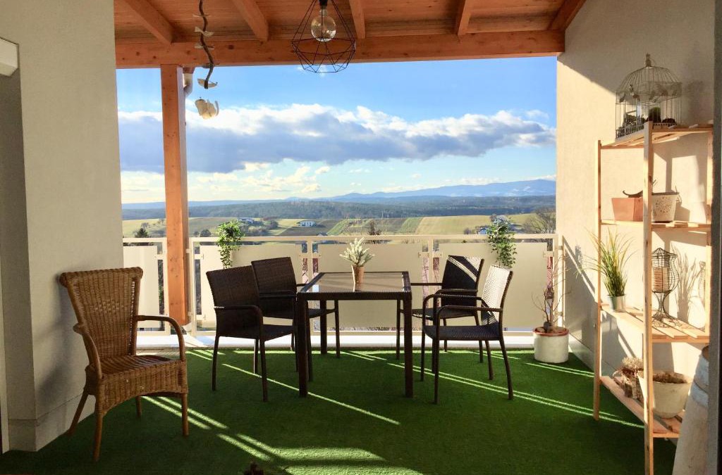 Oberschuetzen Apartment | Apartment Panoramablick mit Infrarotkabine auf der großen Terrasse und traumhaften Ausblick
