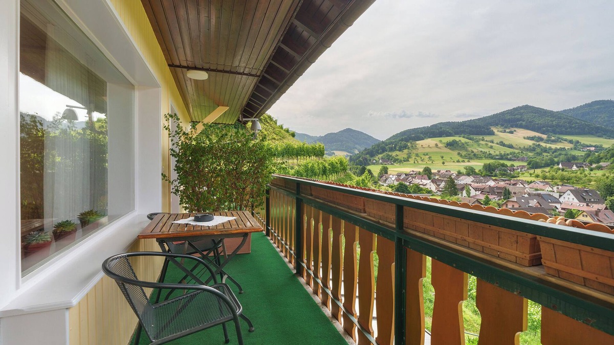 Glottertal Apartment | Apartment 'Panoramazimmer 11' with Mountain View, Shared Terrace and Wi-Fi