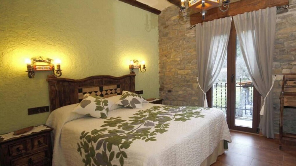 Borrastre Apartment | Apartment 'Peña Roya' with Mountain View, Shared Garden and Wi-Fi