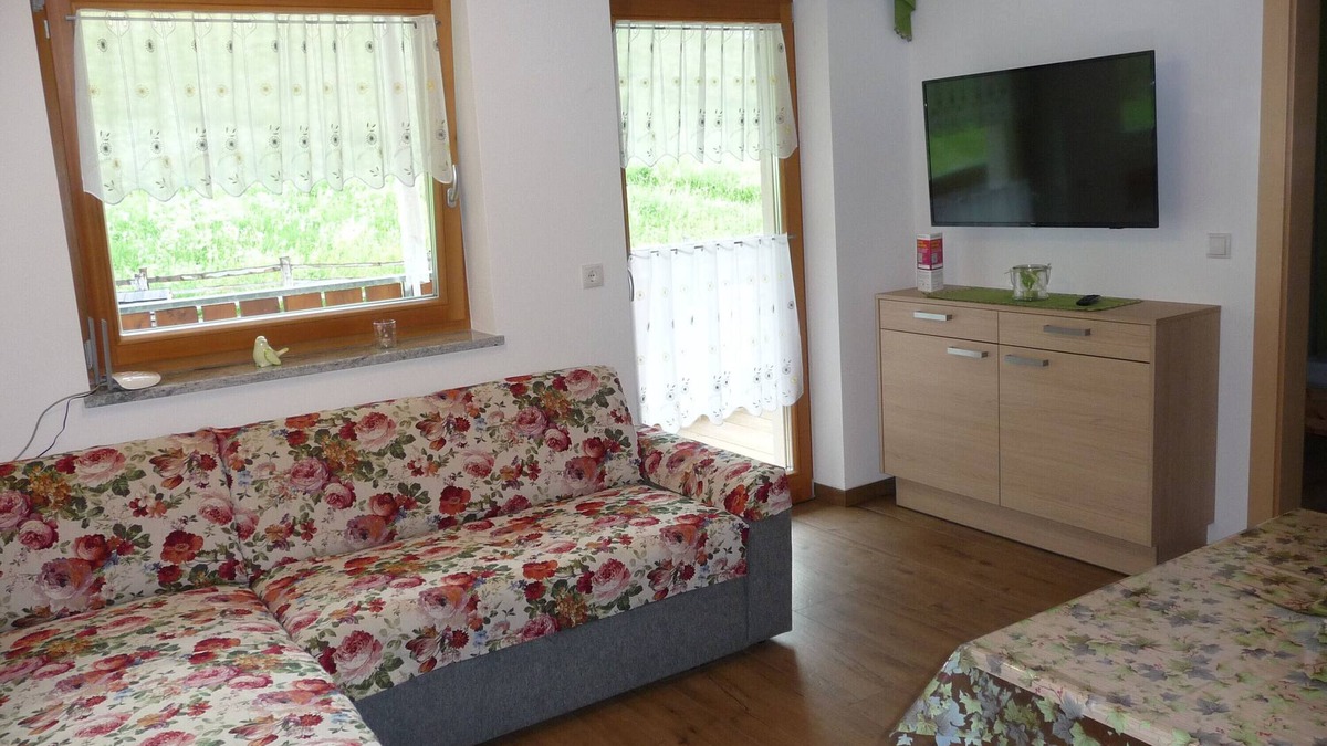 Martello Apartment | Apartment 'Pirchahof Waldruhe' with Mountain View, Shared Terrace and Wi-Fi
