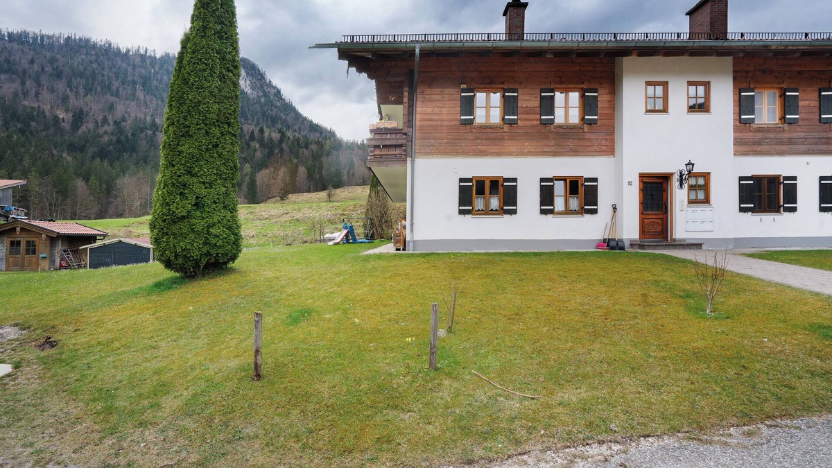 Weissbach an der Alpenstrasse Apartment | Apartment 'Place In The Bavarian Mountains' with Mountain View, Private Garden and Wi-Fi