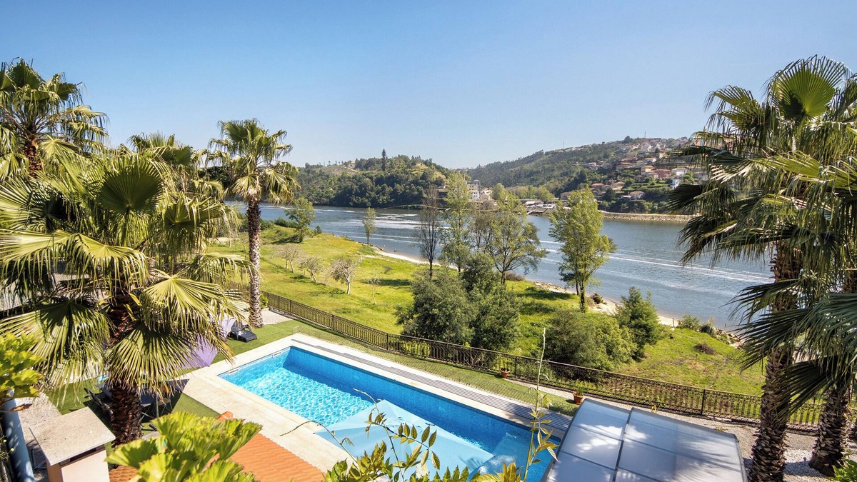 Esposade Apartment | Apartment 'Porto Douro - 2' with Shared Pool, Shared Terrace and Wi-Fi