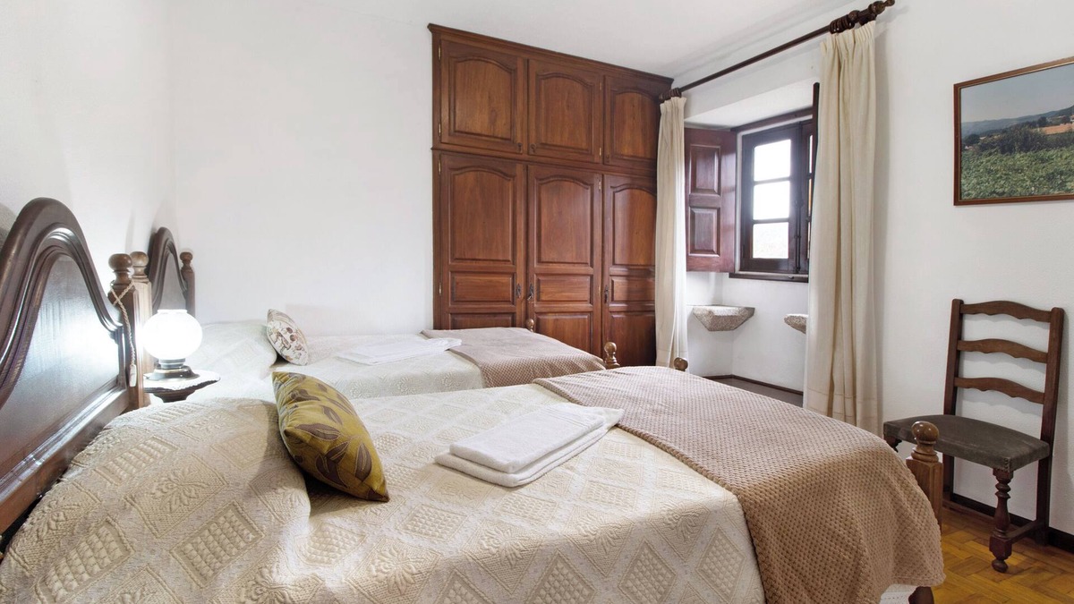 Soajo Apartment | Apartment 'Quarto Familiar - Casa Do Adro' with Mountain View, Wi-Fi and Air Conditioning