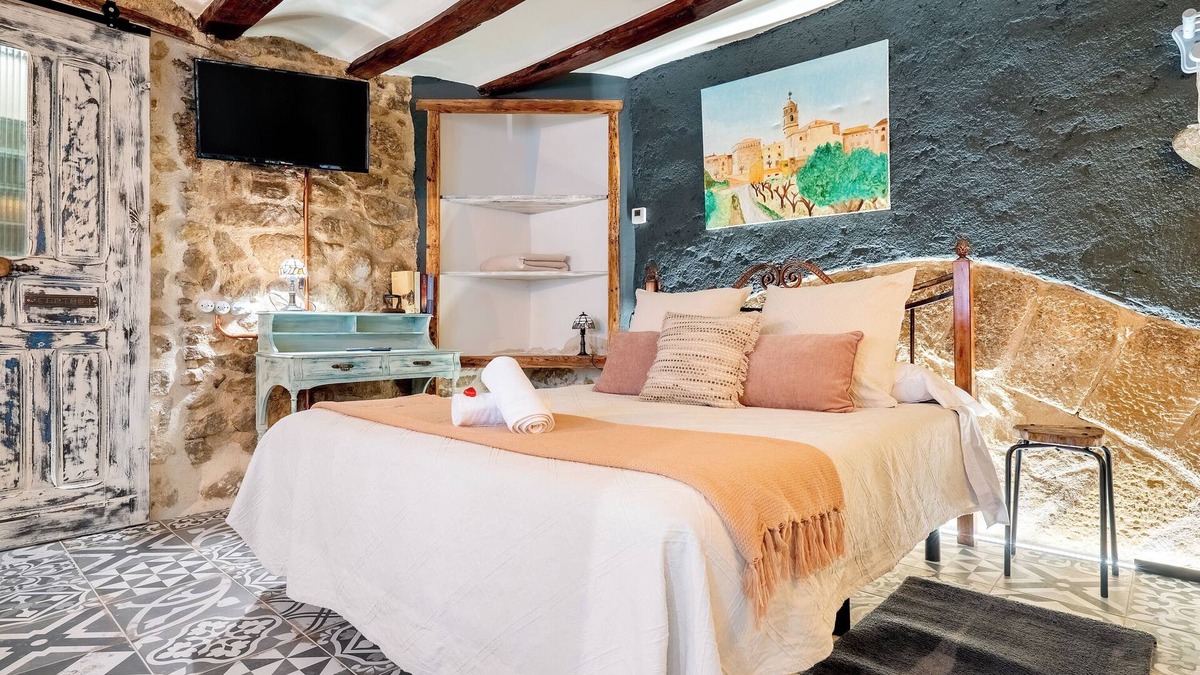 Arnes Apartment | Apartment 'Raconet D'Arnes' with Private Terrace, Wi-Fi and Air Conditioning