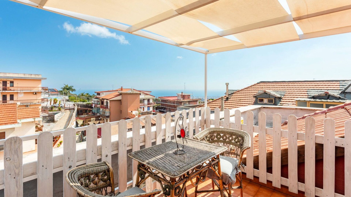 Gravina di Catania Apartment | Apartment 'Reale' with Private Terrace, Wi-Fi and Air Conditioning