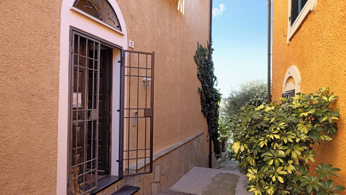 Campochiesa Apartment | Apartment "Residenza Stoechas White" with Wi-Fi, Garden & Terrace