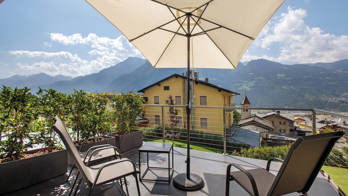 Senin Apartment | Apartment 'Robert' with Mountain View, Balcony and Wi-Fi