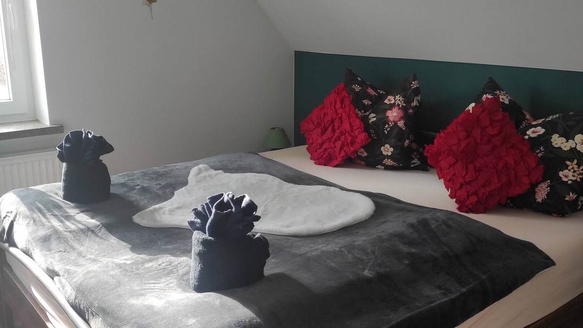 Hartmannsdorf Apartment | Apartment 'Rosie' with Shared Garden and Wi-Fi