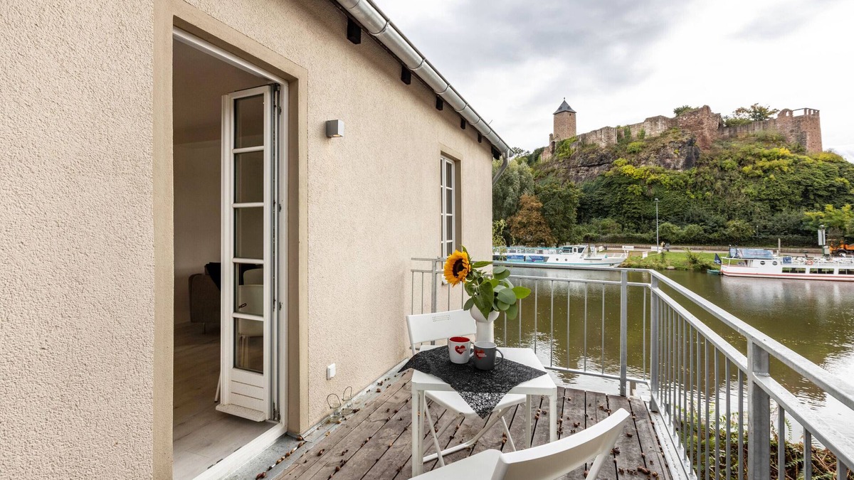 Stadtbezirk Nord Apartment | Apartment 'Saale Fewo Mit Burgblick' with Lake View, Shared Garden and Wi-Fi