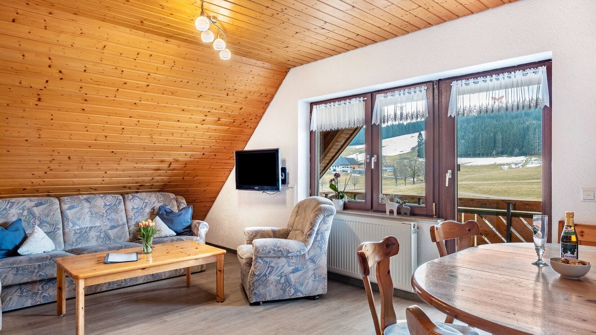 Waldau Apartment | Apartment 'Schöne Aussicht, 60qm' with Shared Garden, Balcony and Wi-Fi