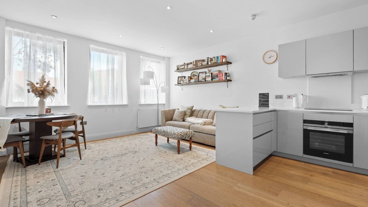 Syon Apartment | Apartment - Sleeps 2 - Parking - Great Location