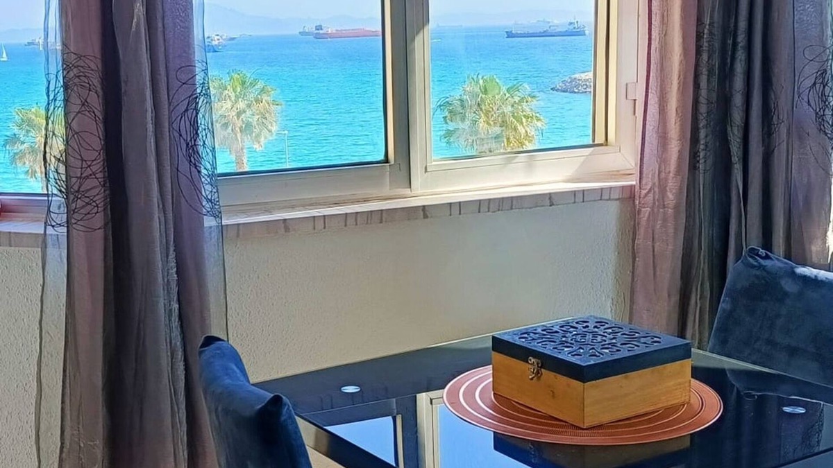 La Linea de la Concepcion Apartment | Apartment 'Sol y Mar' with Sea View & Wi-Fi