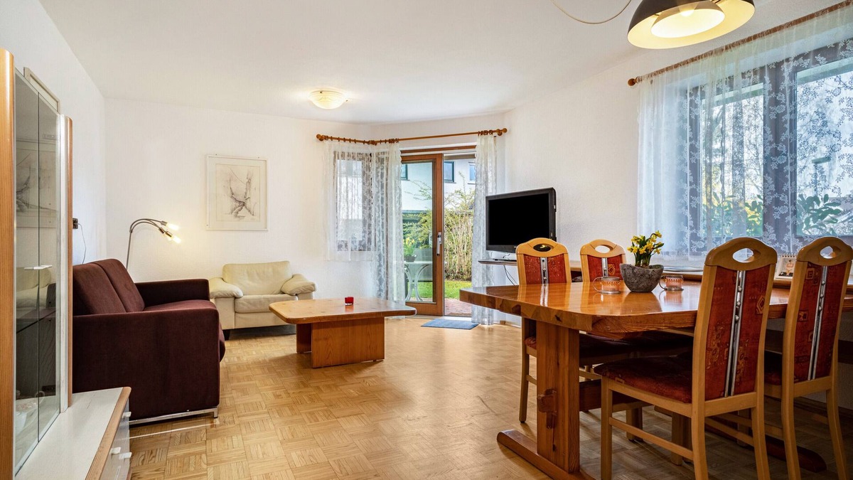 Langenargen Apartment | Apartment "Sonnenstube" with Shared Garden & Wi-Fi