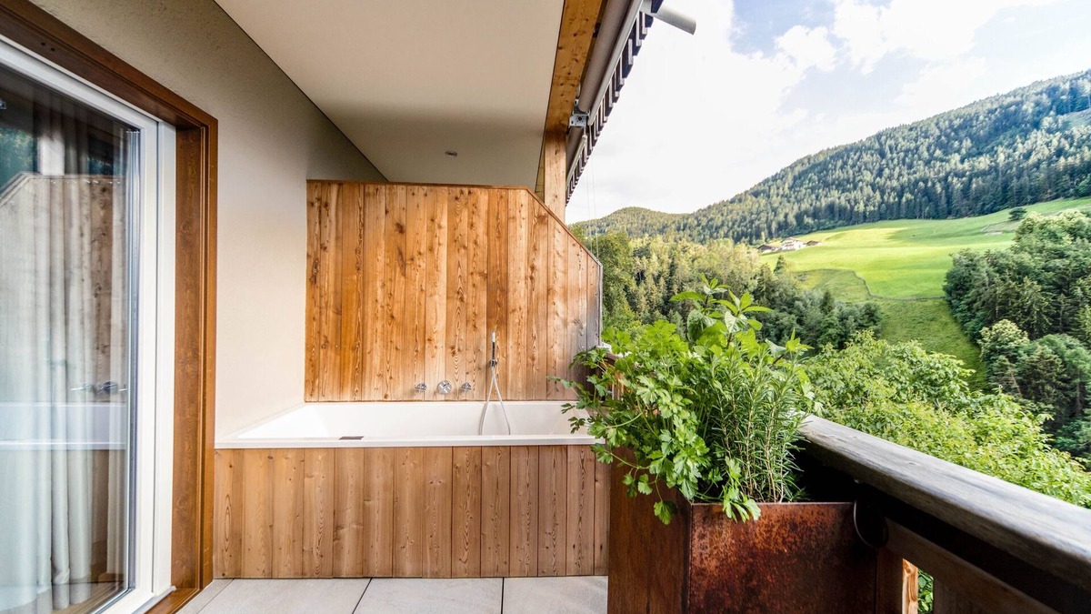 Collepietra Apartment | Apartment 'Sonnleiten Sonnenadler 4' with Mountain View, Private Terrace and Wi-Fi