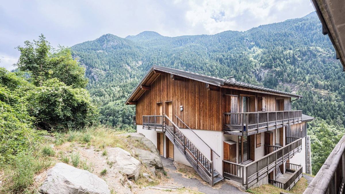 Orelle Apartment | Apartment 'Spa Fleures D'Orelle' with Mountain View, Private Terrace and Wi-Fi