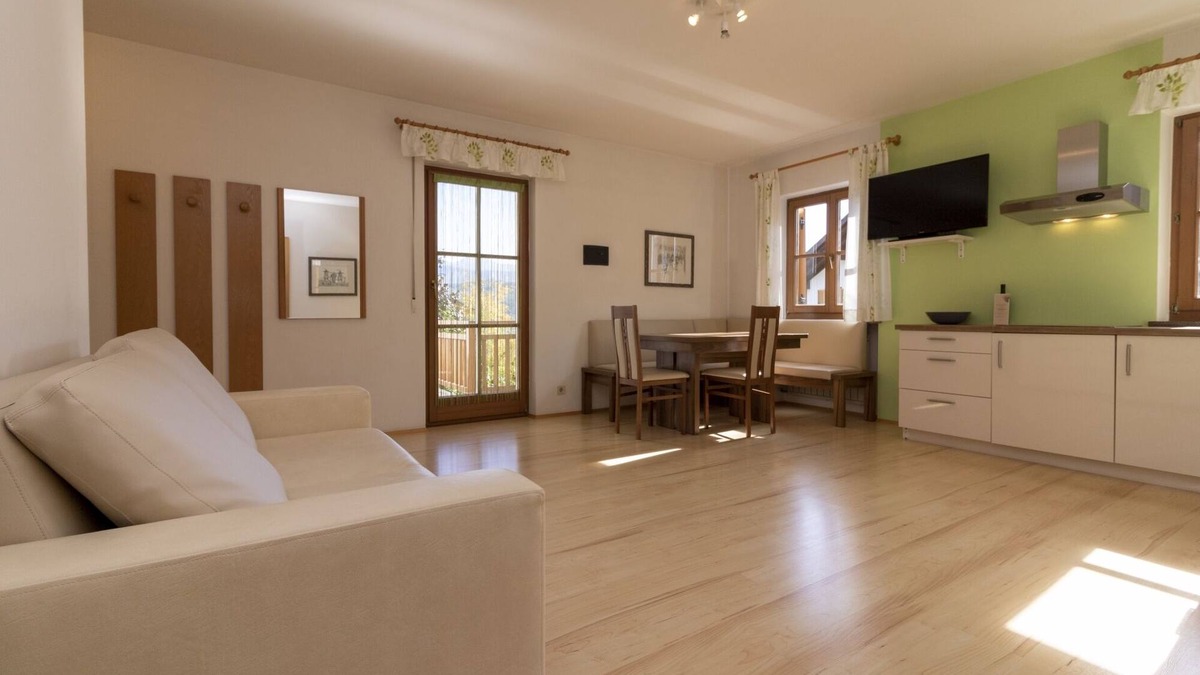Caldaro Sulla Strada del Vino House | Apartment "Stompferhof Family" in Caldaro with Shared Pool & Garden